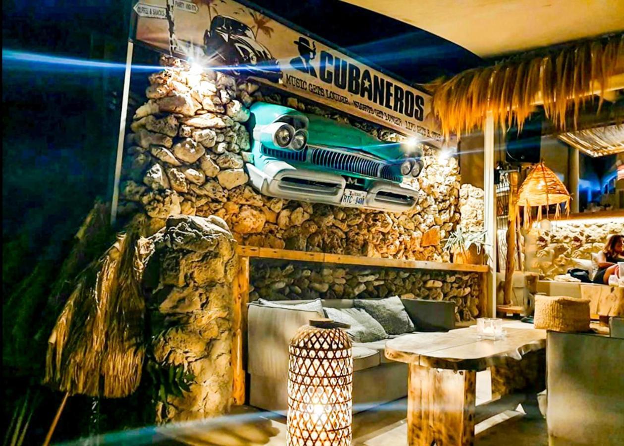 Cubaneros Holiday Inn ลากานาส ภายนอก รูปภาพ