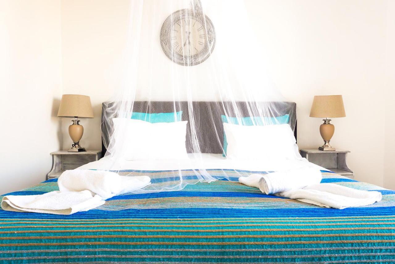 Cubaneros Holiday Inn ลากานาส ภายนอก รูปภาพ