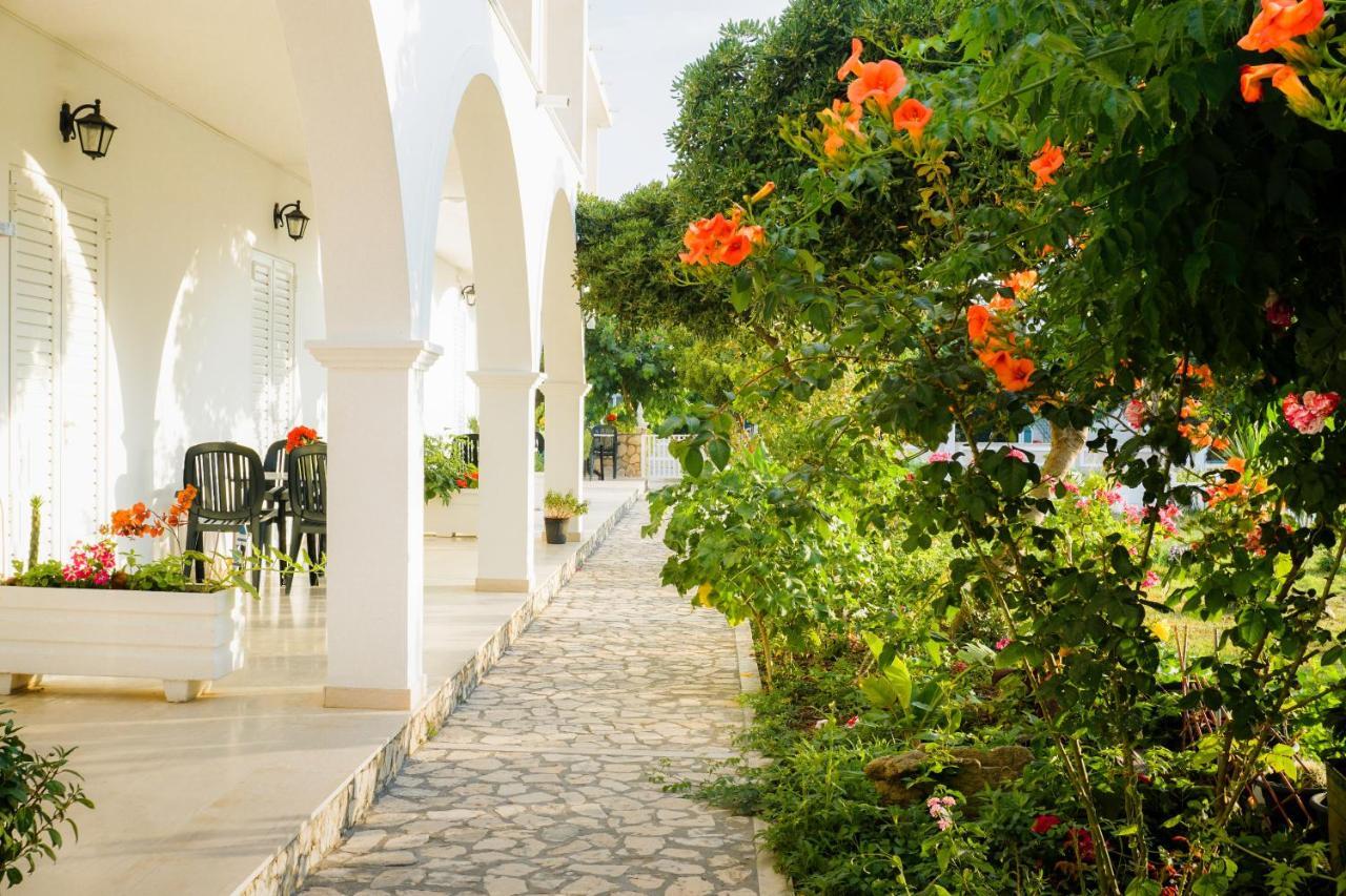 Cubaneros Holiday Inn ลากานาส ภายนอก รูปภาพ
